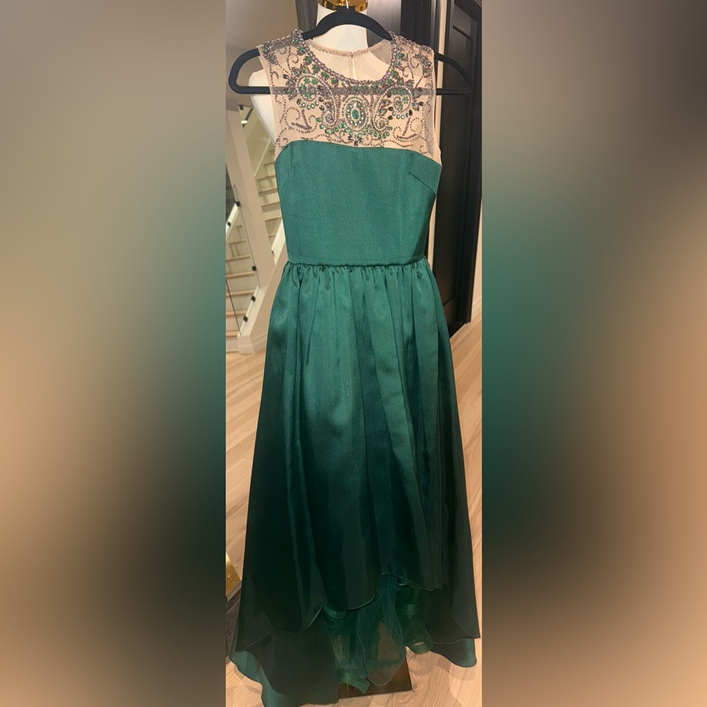 Elegant Green Sleeveless Dress with Embroidered Bodice